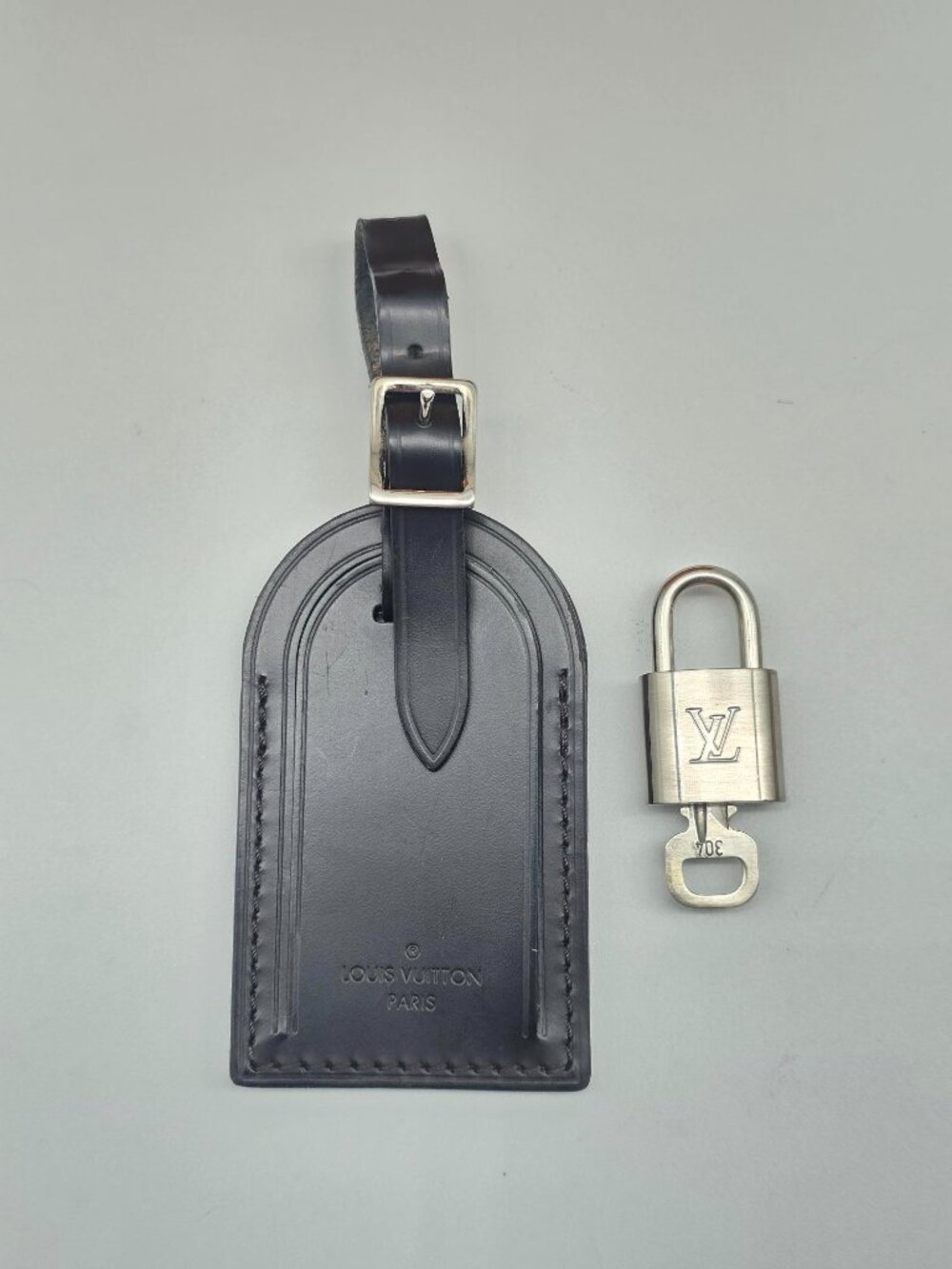 Authentic Louis Vuitton Black Luggage Tag Silver LV Padlock Key & Box - Picture 8 of 14